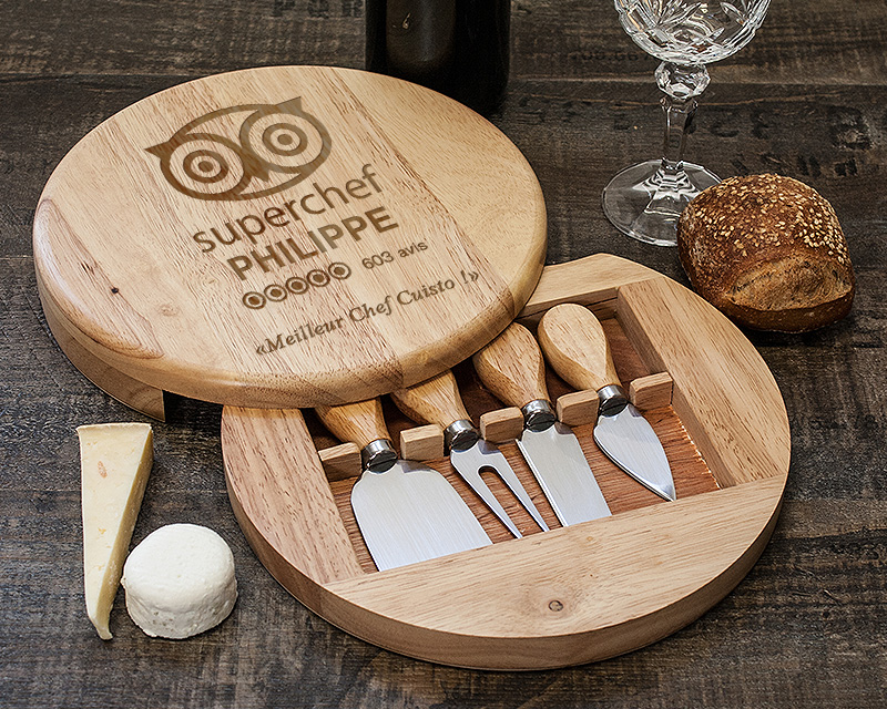 Plateau à fromages en bois gravé et ses 4 couteaux - Cuisine d'Excellence