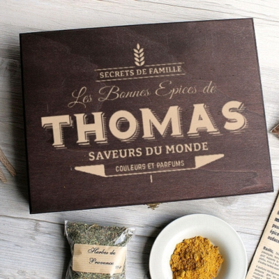 Petit coffret d'épices gravé « Les bonnes épices de » - 9 épices du monde