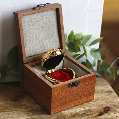 Coffret personnalisé avec rose en or et rose éternelle secrète 