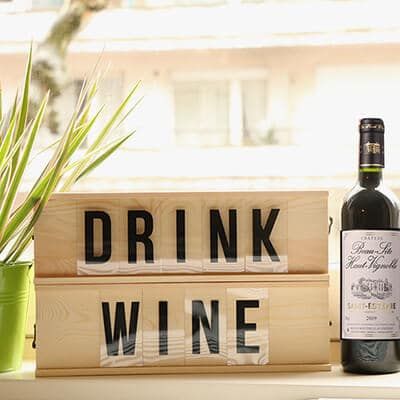 Caisse à vin personnalisable avec lettres et émoticônes