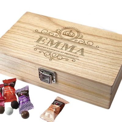 Coffret en bois avec chocolats monbana personnalisé pour une Emma