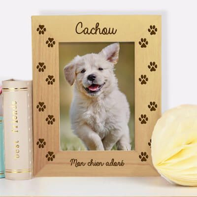 Cadre en bois gravé empreintes chien