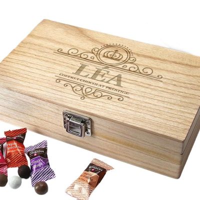 Coffret en bois avec chocolats monbana personnalisé pour une Léa