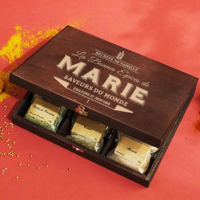Petit coffret d'épices gravé « Les bonnes épices de » - 9 épices du monde