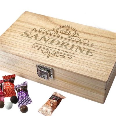 Coffret en bois avec chocolats monbana personnalisé pour une Sandrine