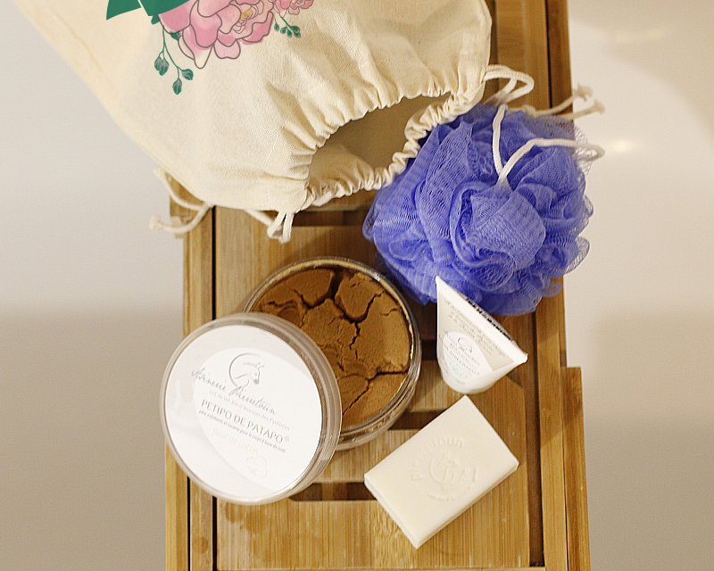 Produits de beauté au lait d'ânesse bio et pochon personnalisé Maman Fleurie