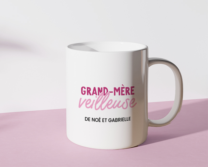 Cadeau Fête des grands-mères : mug en céramique blanche 'Grand Mère-veilleuse' personnalisé par un prénom, sur table en bois.