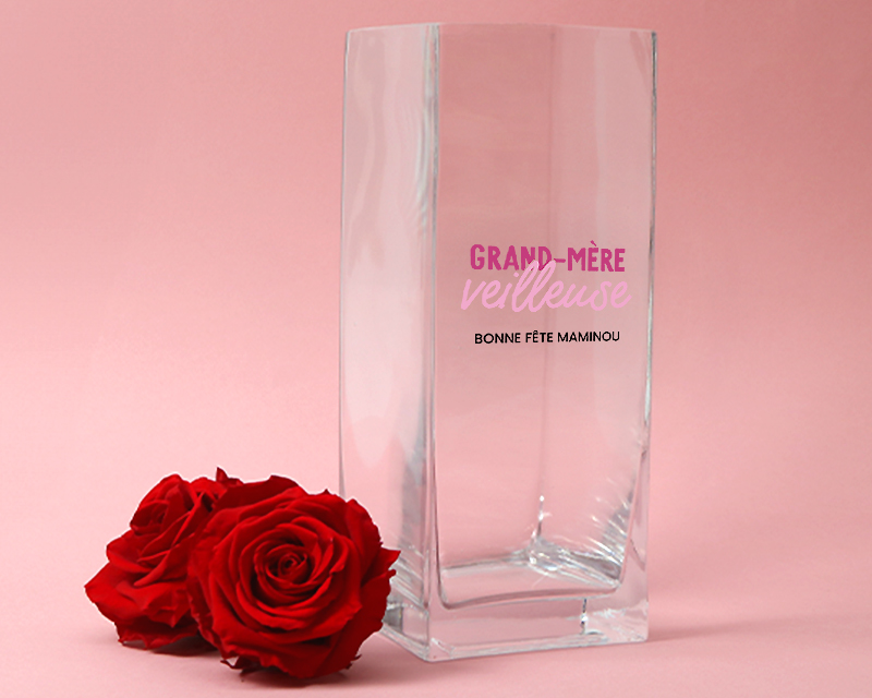 Idée cadeau Fête des mamies : détail du vase personnalisé 'Grand Mère-veilleuse' avec impression en couleur sur verre transparent.