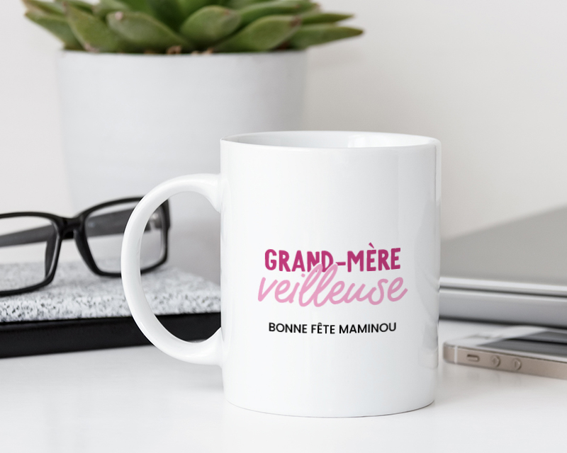 Idée cadeau Fête des mamies : détail du mug personnalisé 'Grand Mère-veilleuse' avec prénom ajouté, impression de haute qualité.