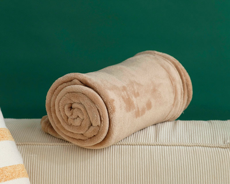 Cadeau personnalisé Fête des grands-mères 2025 : maxi plaid en polaire écru déplié sur lit double dans chambre cosy.