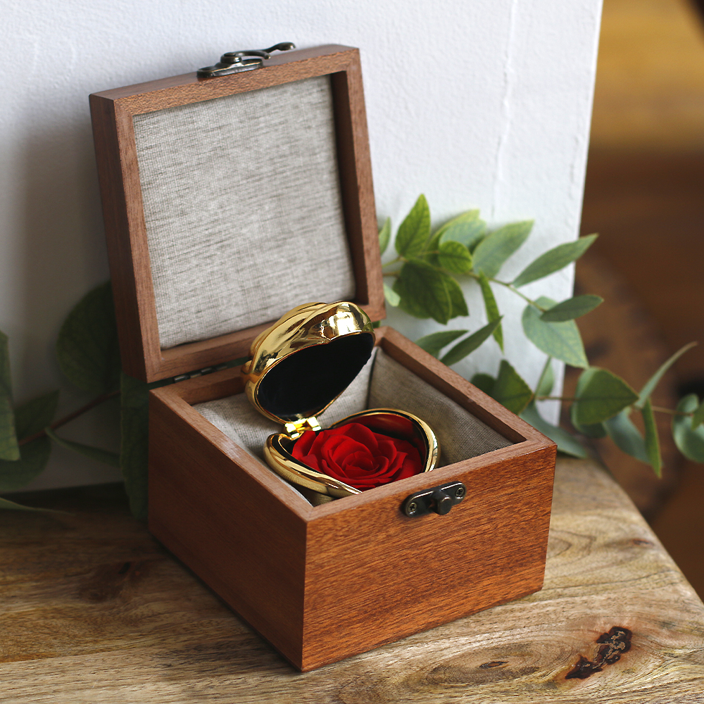 Coffret en bois gravé avec un bouton de rose en or et rose éternelle secrète - Cadeaux.com