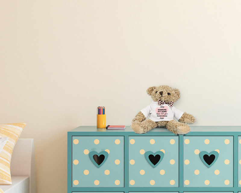 Ours en peluche personnalisable Saint Valentin posé sur un lit