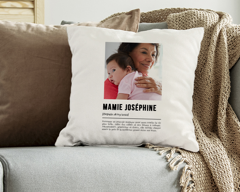 Cadeaux Fête des grands-mères : coussin 'Définition Mamie' mis en scène dans un intérieur cosy, illustrant son design élégant et chaleureux.