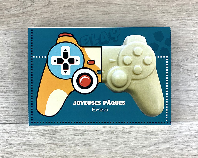Manette de jeu vidéo en chocolat rangée dans son coffret cadeau