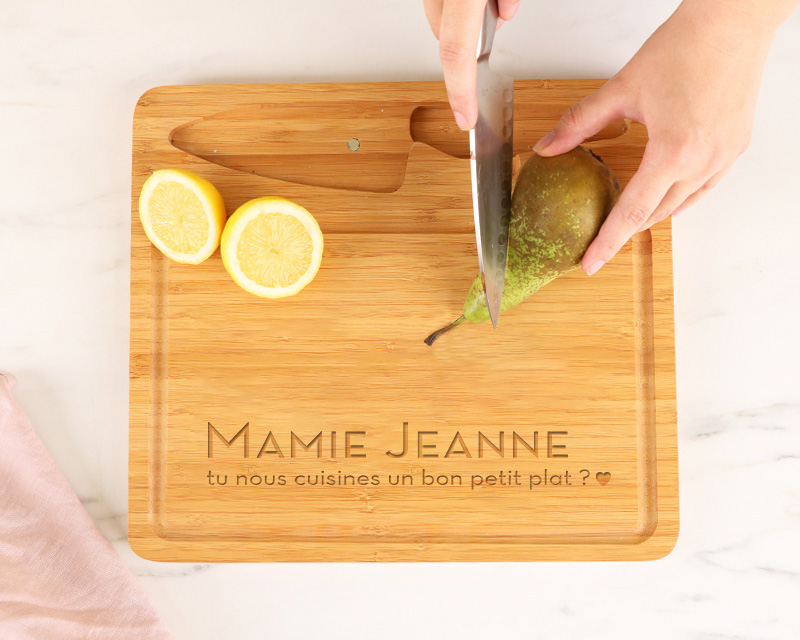 Cadeau personnalisé Fête des grands-mères 2025 : planche à découper en bambou avec couteau en acier inoxydable intégré, design pratique et fonctionnel.