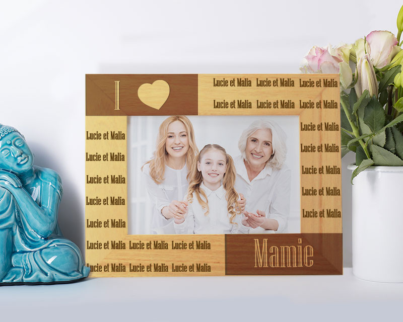 Idée cadeau Fête des mamies : détail du cadre en bois gravé 'I ♥ Grand-Mère' avec prénoms des petits-enfants.