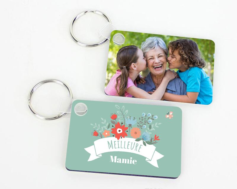 Idée cadeau Fête des mamies : détail du porte-clé personnalisé avec photo, montrant l'impression haute qualité et l'anneau métallique solide.