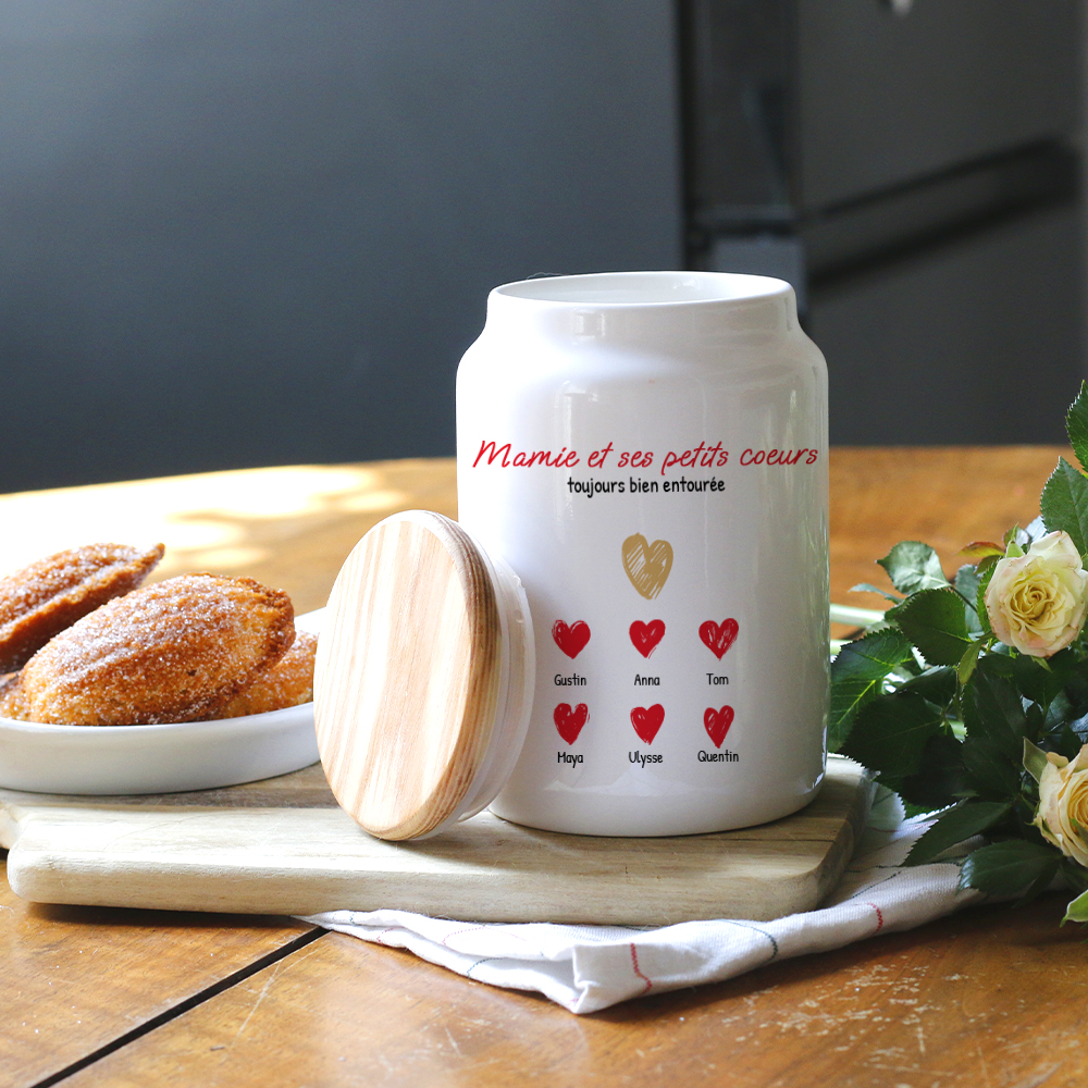 Cadeaux Fête des mamies : pot à biscuits personnalisé 'Mamie et ses petits cœurs' dans cuisine moderne avec biscuits maison.