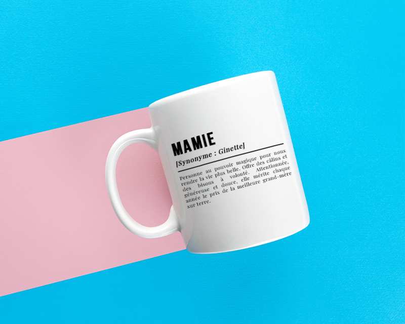 Idée cadeau Fête des grands-mères : détail du mug personnalisé 'Définition Mamie' avec photo ajoutée, impression haute qualité.