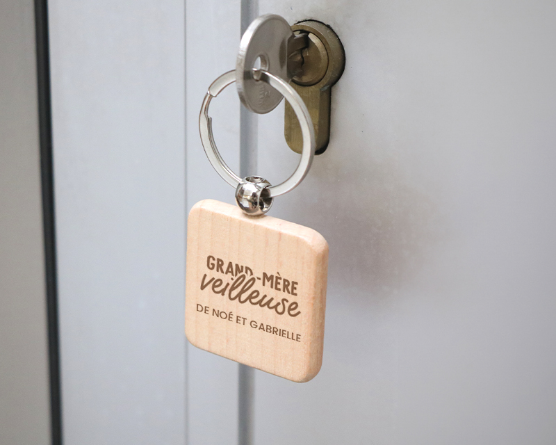 Cadeau personnalisé Fête des grands-mères 2025 : porte-clés en bois 'Mamie' accroché à un trousseau de clés, design élégant pour usage quotidien.