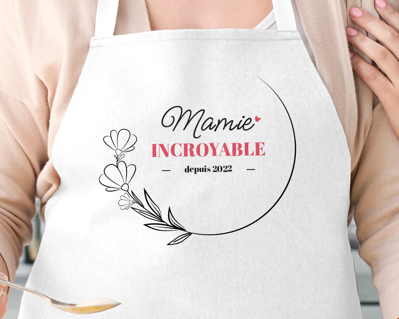Cadeau personnalisé Fête des grands-mères 2025 : tablier ajustable 'Mamie depuis [année]' accroché dans une cuisine moderne.