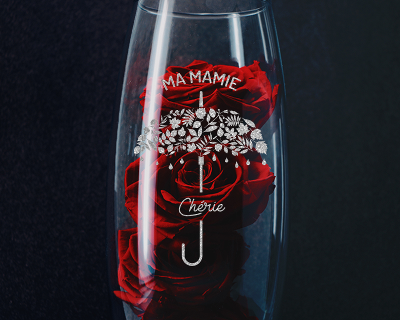 Idée cadeau Fête des mamies : détail de la gravure 'Grand-mère Formidable' sur vase en verre avec motifs floraux.