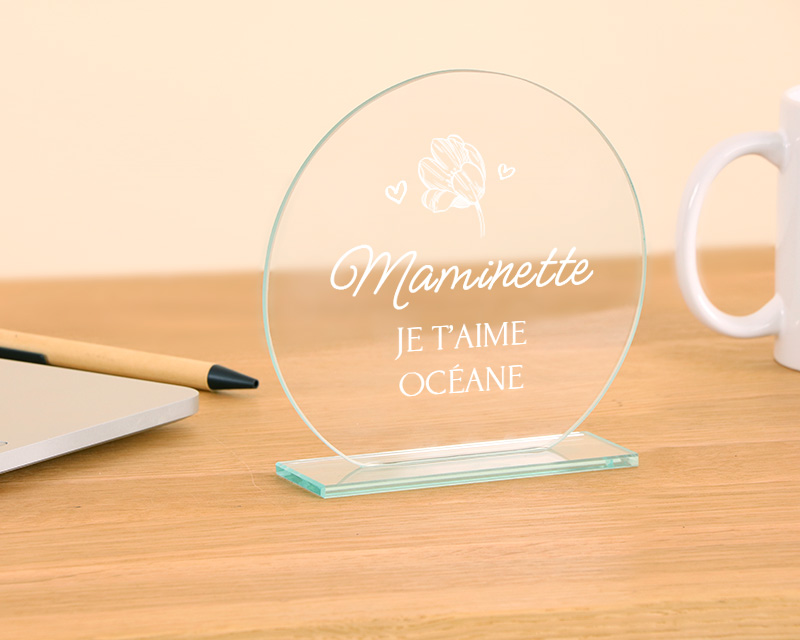 Cadeau personnalisé Fête des grands-mères 2025 : trophée en verre gravé présenté dans une boîte cadeau élégante avec ruban.
