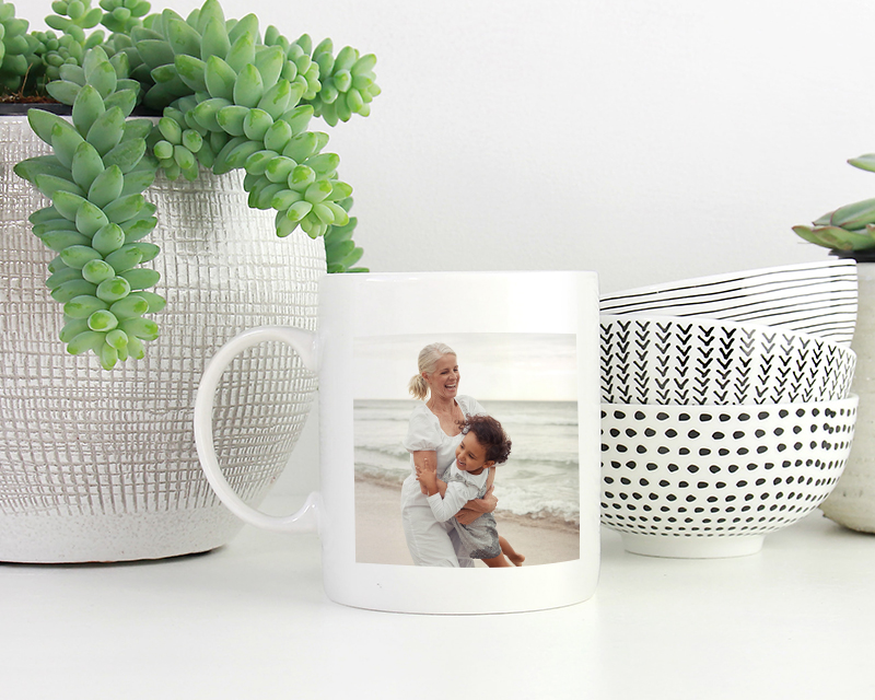 Cadeau personnalisé Fête des grands-mères 2025 : mug 'Définition Mamie' rempli de boisson chaude, créant une ambiance chaleureuse.