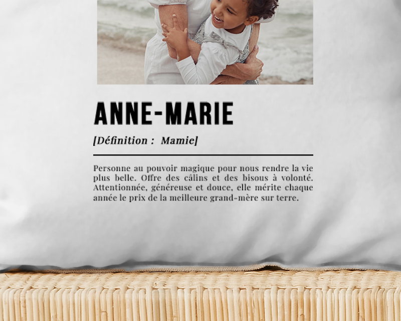 Idée cadeau Fête des mamies : détail du coussin personnalisé 'Définition Mamie' avec photo ajoutée, impression haute qualité.
