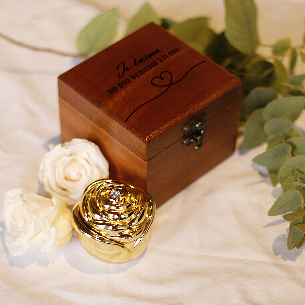 Coffret en bois gravé avec un bouton de rose en or et rose éternelle secrète - Cadeaux.com