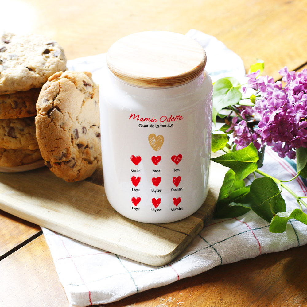 Cadeau personnalisé Fête des grands-mères 2025 : pot à biscuits 'Mamie et ses petits cœurs' ouvert, contenant des biscuits faits maison.