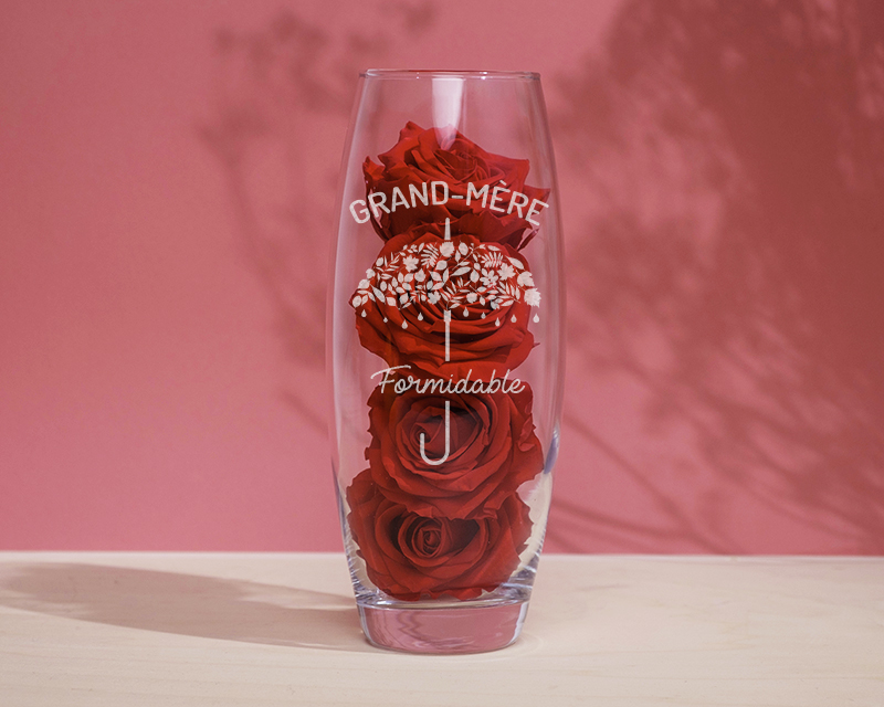 Cadeau Fête des grands-mères : vase ovale en verre gravé 'Grand-mère Formidable' avec roses éternelles rouges, sur table en bois.