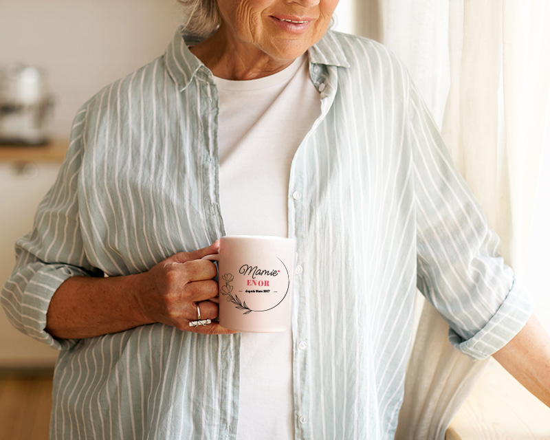 Cadeau Fête des grands-mères : mug blanc en céramique 'Mamie depuis [année]' personnalisé par un prénom, sur table en bois.