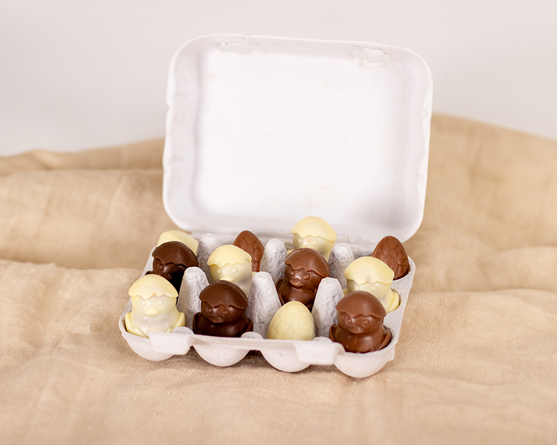 Boîte d'oeufs personnalisable et ses Poussins au chocolat noir, lait et blanc
