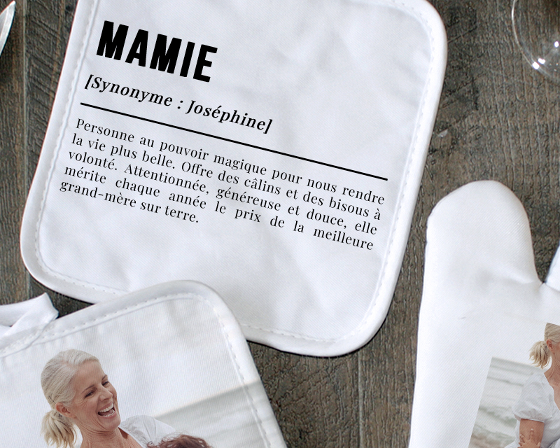 Cadeau Fête des grands-mères 2025 : gant et maniques personnalisés suspendus dans une cuisine moderne.