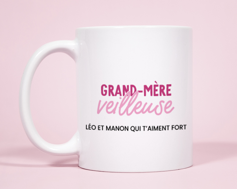 Cadeau personnalisé Fête des grands-mères 2025 : mug 'Grand Mère-veilleuse' avec prénom, tenu par une main féminine avec boisson chaude.