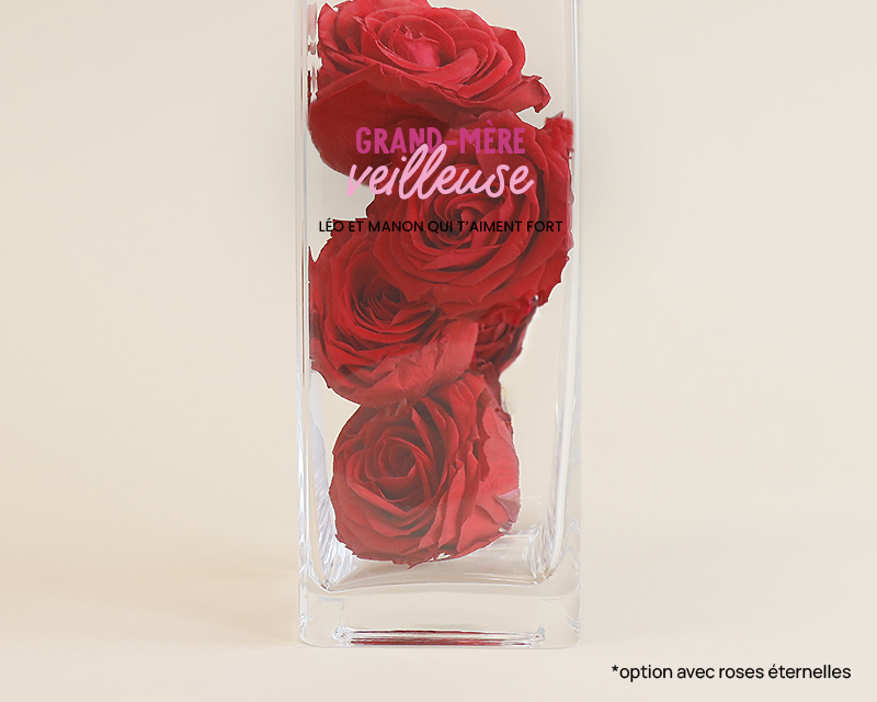 Cadeau personnalisé Fête des grands-mères 2025 : vase en verre cubique 'Grand Mère-veilleuse' personnalisé avec des roses éternelles rouges à l'intérieur.
