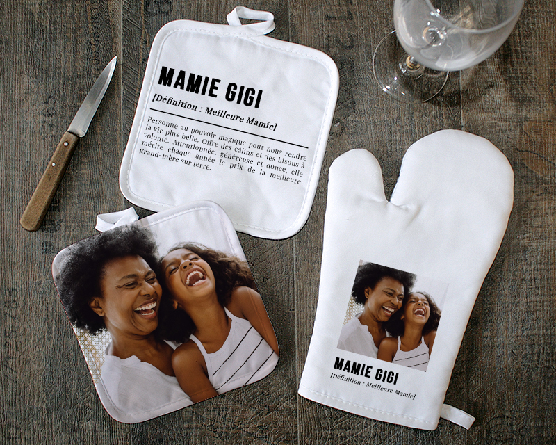 Cadeau personnalisé Fête des grands-mères : gant de cuisine et maniques avec photo et définition 'Mamie' sur surface en bois.