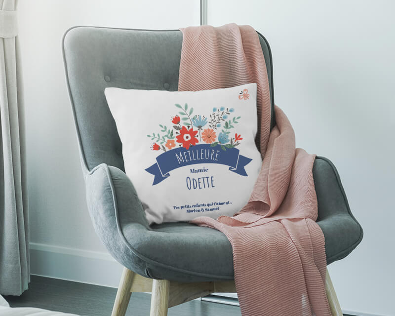 Idée cadeau Fête des mamies : détail du coussin personnalisé 'Mamie' avec motifs floraux et prénom ajouté.
