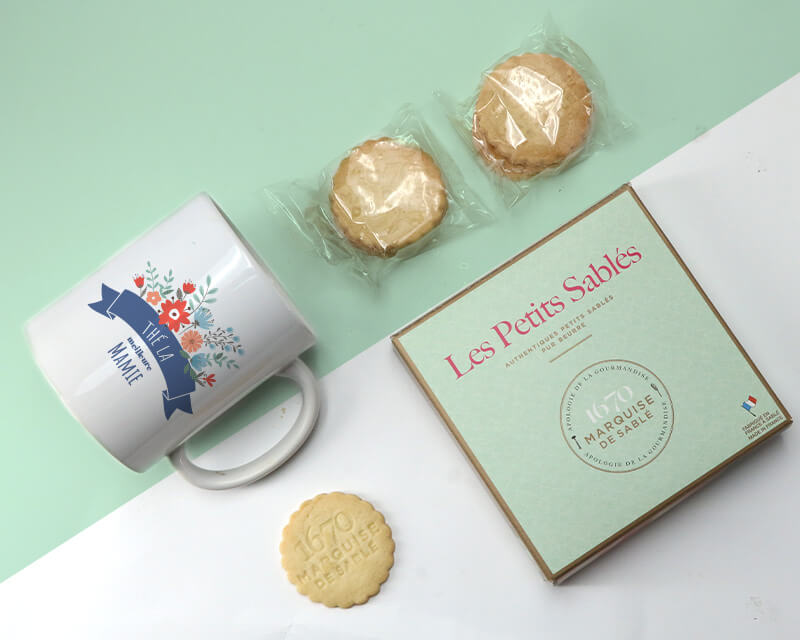 Idée cadeau Fête des grands-mères : détail du mug personnalisé 'Mamie fleurie' avec motifs floraux colorés, impression haute qualité.