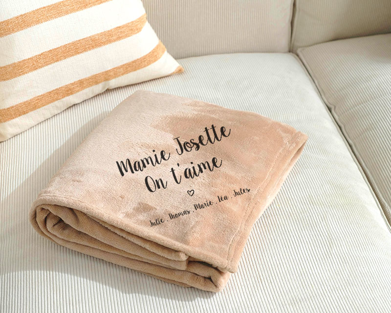 Idée cadeau Fête des mamies : détail du plaid personnalisé 'Mamie [Prénom], on t'aime' avec cœurs, impression de haute qualité.