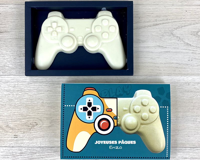 Détails de la personnalisation sur une manette de jeu vidéo en chocolat