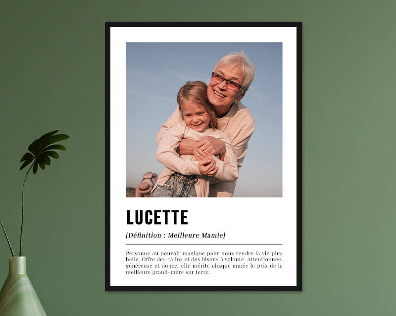 Idée cadeau Fête des grands-mères : détail de l'affiche 'Définition Mamie' avec photo personnalisée et texte émouvant, impression haute qualité.