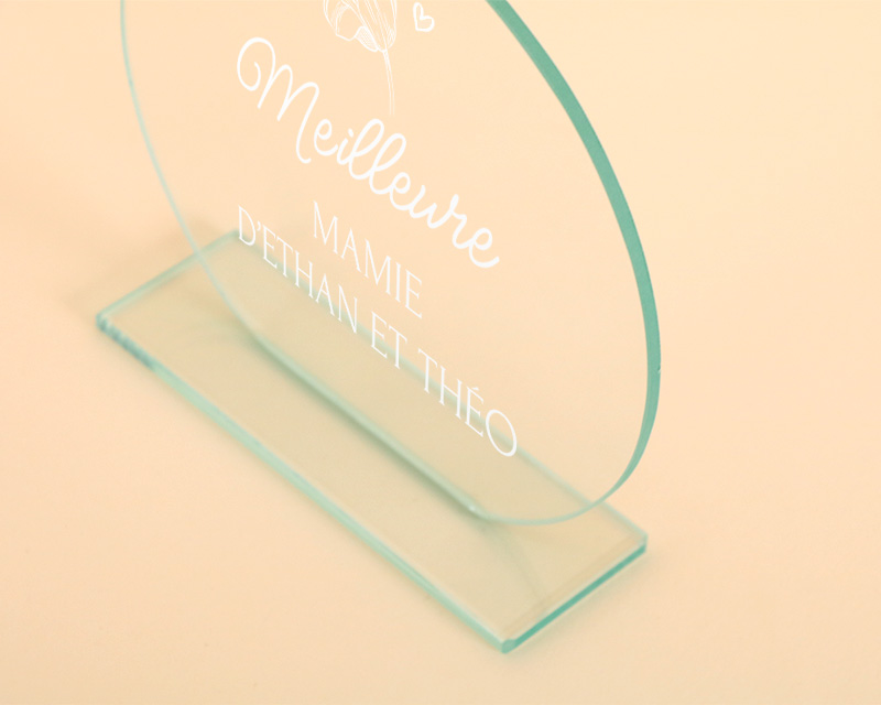 Idée cadeau Fête des mamies : trophée personnalisé, détail de la gravure personnalisée sur le trophée en verre, montrant la précision du texte et des motifs.