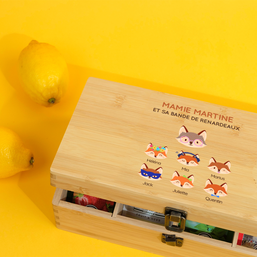 Cadeau Fête des mamies : boîte à thé en bois personnalisée avec illustration 'Mamie Renard et sa meute', sur table de cuisine.