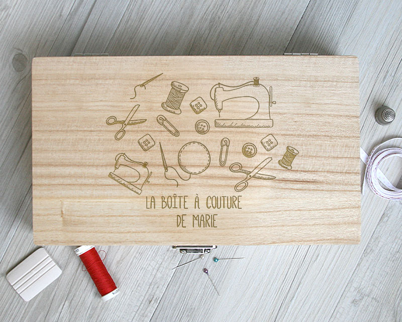 Boîte à couture gravée