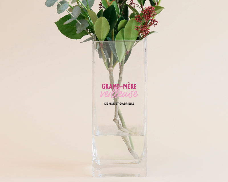 Cadeau Fête des grands-mères : vase en verre cubique 'Grand Mère-veilleuse' personnalisé, sur table en bois.