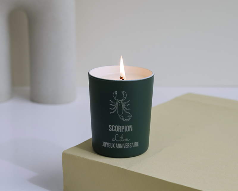 Bougie allumée et parfumée à la vanille