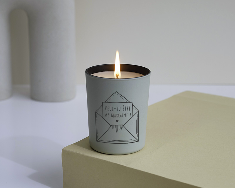 Bougie allumée et parfumée à la vanille