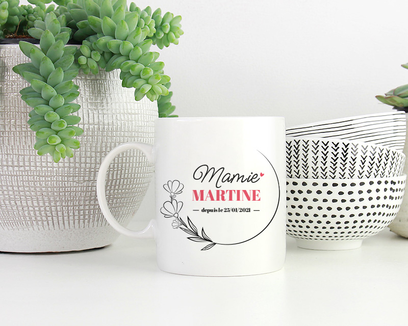 Idée cadeau Fête des mamies : détail du mug personnalisé 'Mamie depuis [année]' avec prénom ajouté, impression haute qualité.